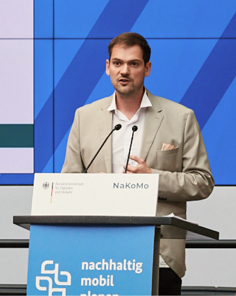 Dr. Alexander Rammert, Referent von STRATMO, hält auf der 6. NaKoMo-Jahreskonferenz einen Vortrag über Herausforderungen und Chancen einer bedarfsorientierten Mobilitätsplanung.