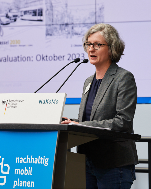 Simone Fedderke, Referentin der Stadt Kassel, spricht auf der 6. NaKoMo-Jahreskonferenz über strategische Mobilitätsplanung in Kassel.