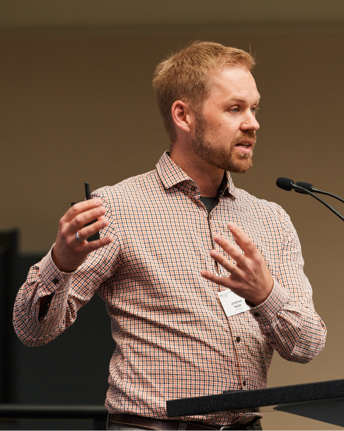 Johannes Keller, Referent der Stadt Augsburg, hält auf der 6. NaKoMo-Jahreskonferenz einen Vortrag über Ziele und Szenarien des Augsburger Mobilitätsplans.