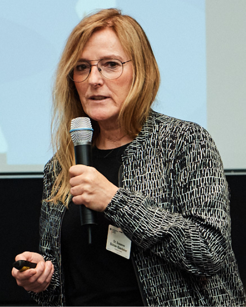 Susanne Böhler, Referentin von Rupprecht Consult, hält auf der 6. NaKoMo-Jahreskonferenz einen Vortrag über die Formen und Ziele von Kooperationen im SUMP.
