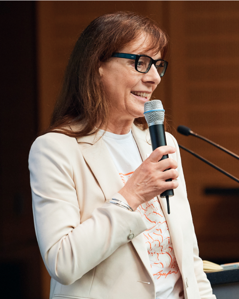 Mona Winkelmann, Referentin der Stadt Frankfurt am Main, spricht auf der 6. NaKoMo-Jahreskonferenz über institutionelle Zusammenarbeit und Kooperation beim Masterplan in Frankfurt.