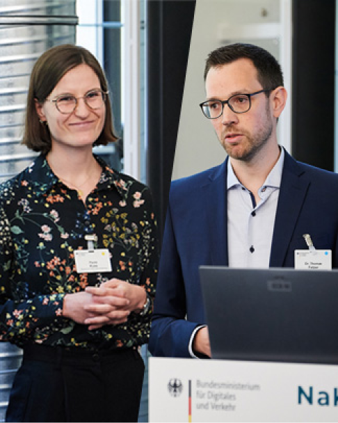 Paula Kuss und Dr. Thomas Fetzer halten auf der 6. NaKoMo-Jahreskonferenz gemeinsam einen Vortrag über den Klimamobilitätsplan und den Aktionsplan für Mobilität, Klima- und Lärmschutz in Baden-Württemberg.