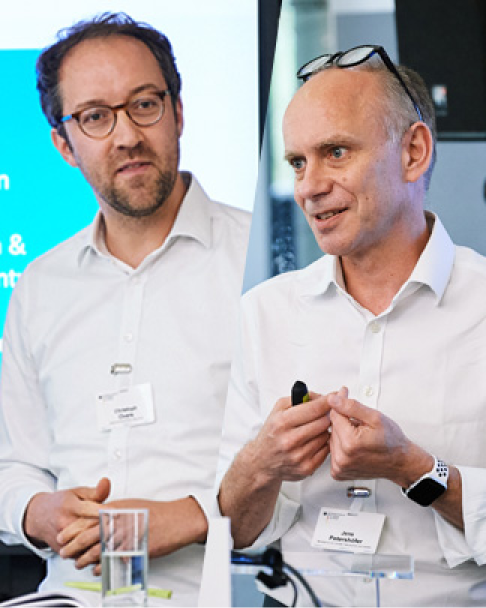 Jens Petershöfer vom Ministerium für Umwelt, Naturschutz und Verkehr NRW und Christoph Overs von der VRS GmbH, halten auf der 6. NaKoMo-Jahreskonferenz gemeinsam einen Vortrag über SUMPs und Mobilitätsförderung in Nordrhein-Westfalen.