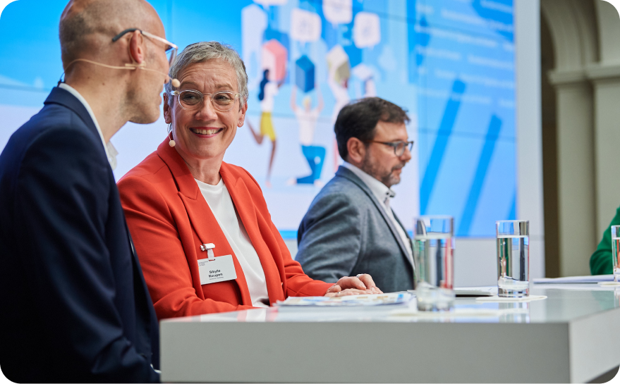 Podiumsgespräch von Vertreterinnen und Vertretern aus Politik und Praxis zu nachhaltiger Mobilitätsplanung.