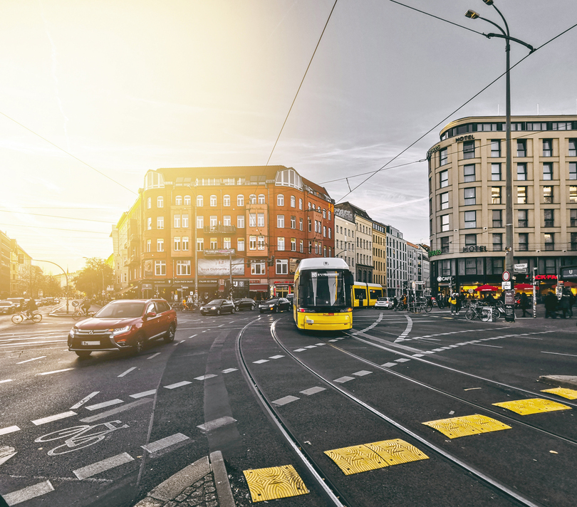 Eine Verkehrssituation in Berlin steht beispielhaft für einen der untersuchten städtischen Knoten im Rahmen der Analyse der Mobilitätspläne. Eine Verkehrssituation in Berlin steht beispielhaft für einen der untersuchten städtischen Knoten im Rahmen der Analyse der Mobilitätspläne.